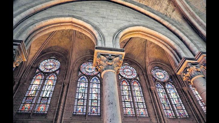 Notre Dame vitraylarını değişmiyor